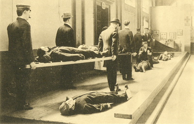 602679 Afbeelding van het uitbeelden van E.H.B.O., een onderdeel van de jubileumtentoonstelling van het Groene Kruis, ...